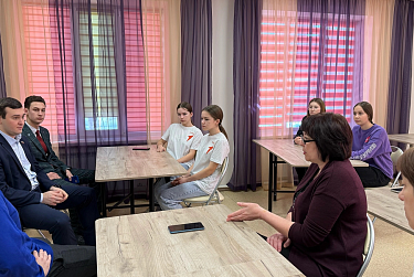 Молодые парламентарии выезжают в территории области